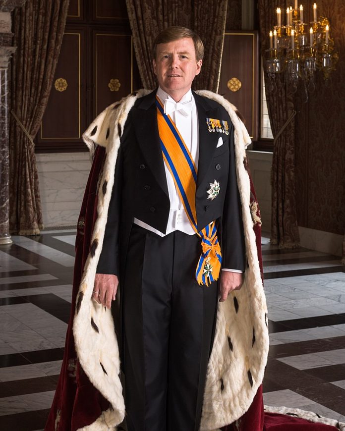 Zijne_Majesteit_Koning_Willem-Alexander_met_koningsmantel_april_2013_(cropped)
